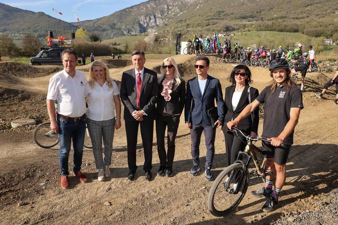 Predsednik Republike Slovenije Borut Pahor se je udeležil odprtja največjega slovenskega zemeljskega tekmovalnega pumptracka – kolesarske poti v odprti pokrajini v Vipavski dolini.