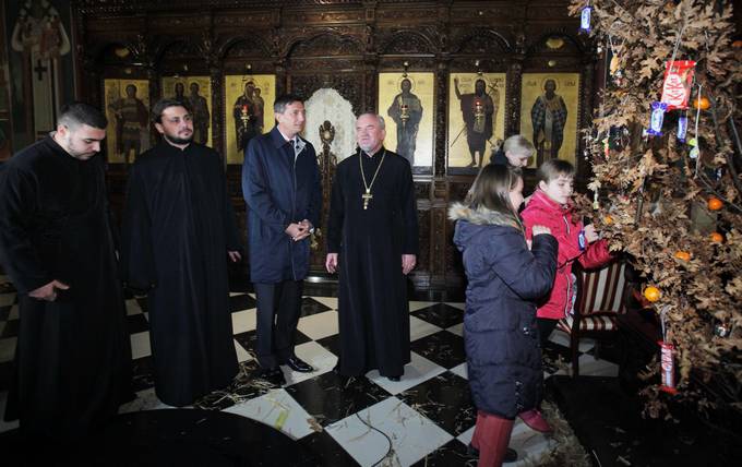 Predsednik republike Borut Pahor je na predvečer pravoslavnega božiča, obiskal ljubljansko cerkev Svetega Cirila in Metoda ter se sestal s predstavniki in verniki Srbske pravoslavne cerkve v Sloveniji.