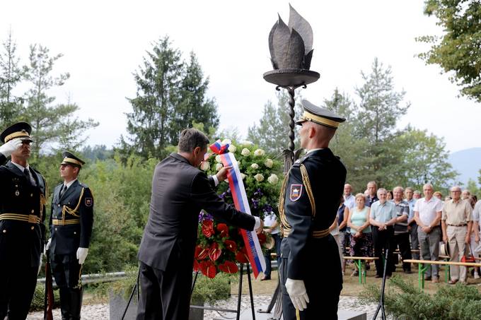 Predsednik republike na spominski slovesnosti ob 80. obletnici tragične usmrtitve 59 talcev na bistriškem klancu pri Naklem