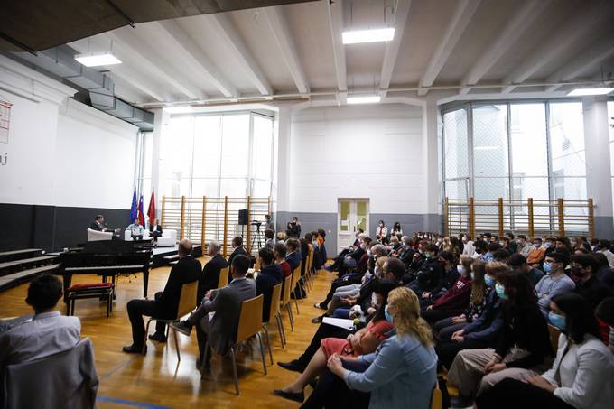 Predsednik republike z mladimi talenti na Gimnaziji Kranj o njihovih ambicijah in ustvarjalnosti