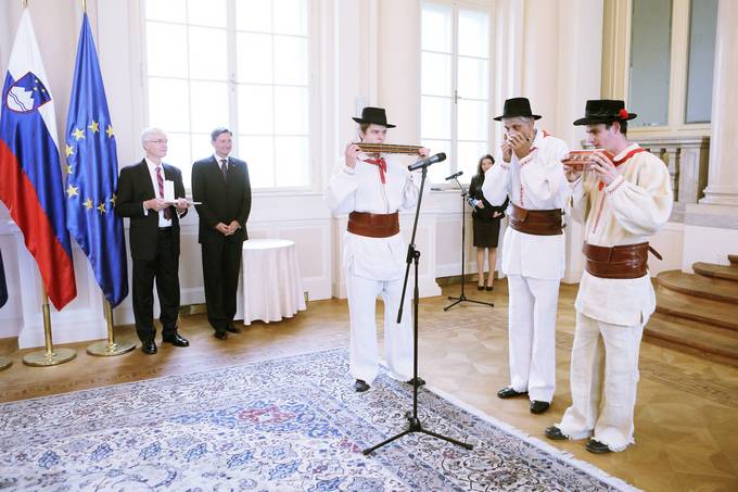 Predsednik republike na posebni slovesnosti vročil državno odlikovanje srebrni red za zasluge dr. Antonu Mavretiču