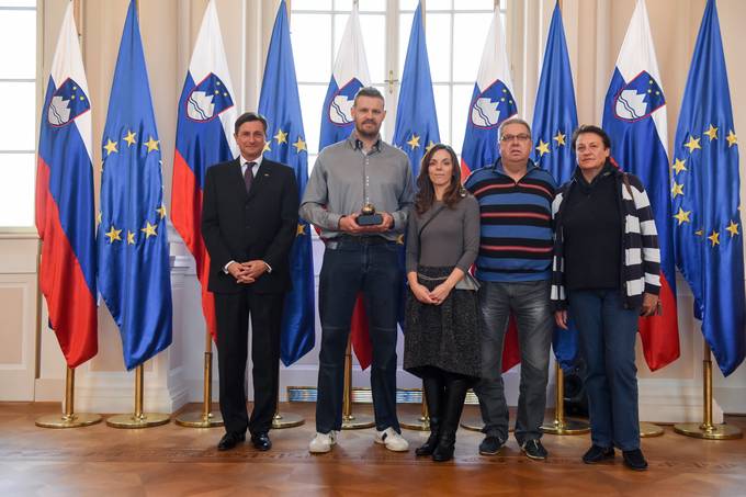 Predsednik republike Borut Pahor je ob prihajajočem dnevu slovenskega znakovnega jezika, ki ga obeležujemo 14. novembra, podelil Jabolko navdiha Mihi Zupanu, vrhunskemu športniku, državnemu reprezentantu in enemu najboljših slovenskih košarkarjev.