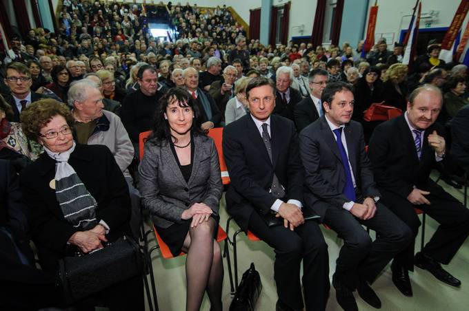Predsednik republike in Tanja Pečar na spominski slovesnosti ob 70-letnici požiga vasi Branik in izgona krajanov