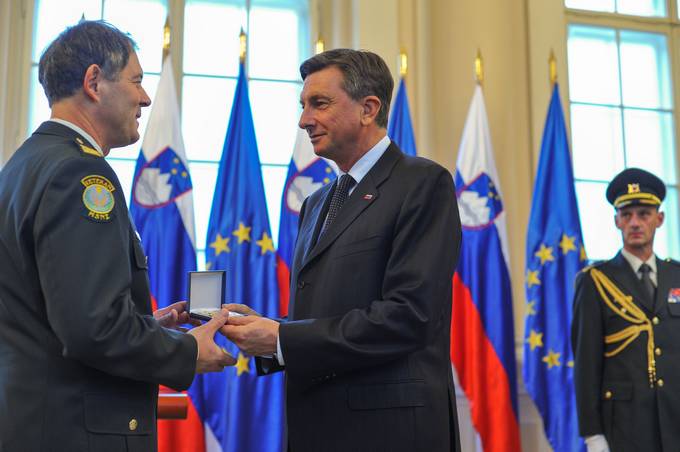 Predsednik republike je novemu generalmajorju ob povišanju simbolno vročil čin in zastavo Republike Slovenije
