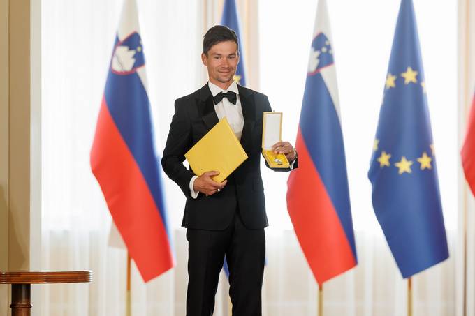 Predsednik Republike Slovenije je danes na posebni slovesnosti v Predsedniški palači vročil državno odlikovanje, ki ga je prejel Primož Roglič