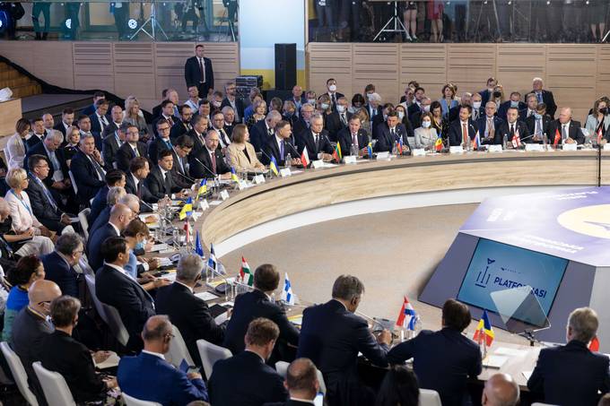 Predsednik Republike Slovenije Borut Pahor se na povabilo predsednika Ukrajine Volodimirja Zelenskega v Kijevu udeležuje otvoritvenega vrha Krimske platforme