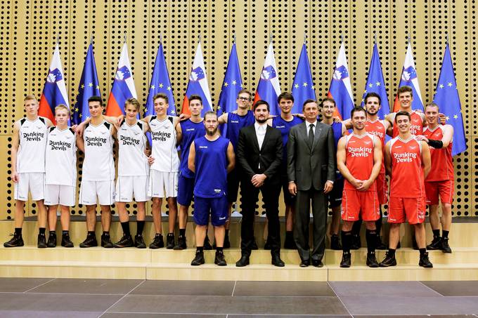 Predsednik Republike Slovenije Borut Pahor podelil priznanje "Jabolko navdiha" akrobatski skupini Dunking Devils