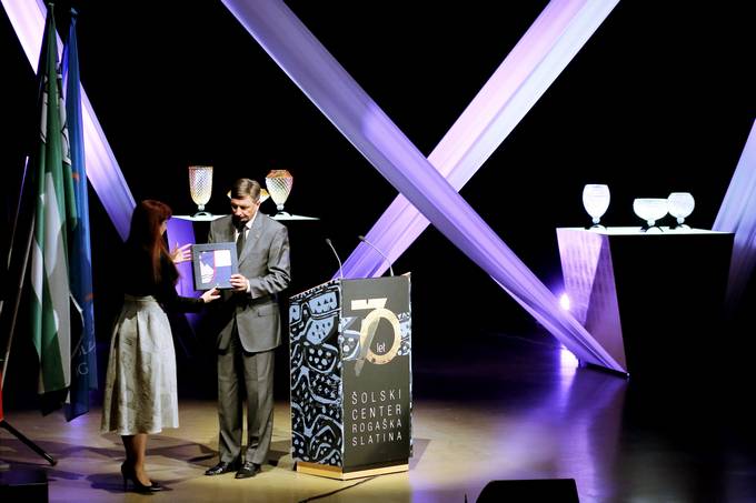 Ob častitljivem jubileju srednje šole v Rogaški Slatini je predsednik Pahor ravnateljici mag. Dubravki Berc Prah v luči praznovanj 25. obletnice samostojnosti in mednarodnega priznanja podaril posebno protokolarno darilo - zastavo Republike Slovenije.