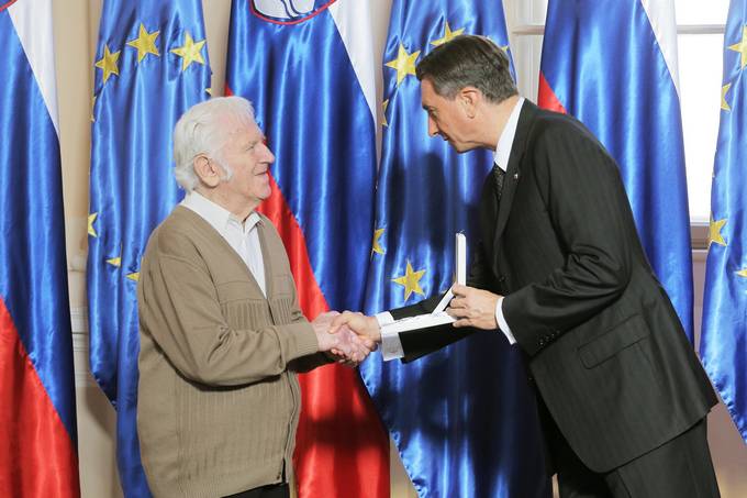 Predsednik Republike Slovenije Borut Pahor je na slovesnosti v Predsedniški palači vročil državno odlikovanje srebrni red za zasluge Štefanu Planincu, akademskemu slikarju in ilustratorju, 
za bogato ustvarjalno pot nenehnega hrepenenja.