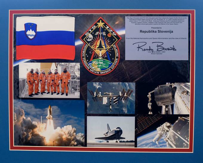 Ameriški astronavt slovenskih korenin Bresnik predsedniku Pahorju podaril plaketo s slovensko zastavo iz vesolja