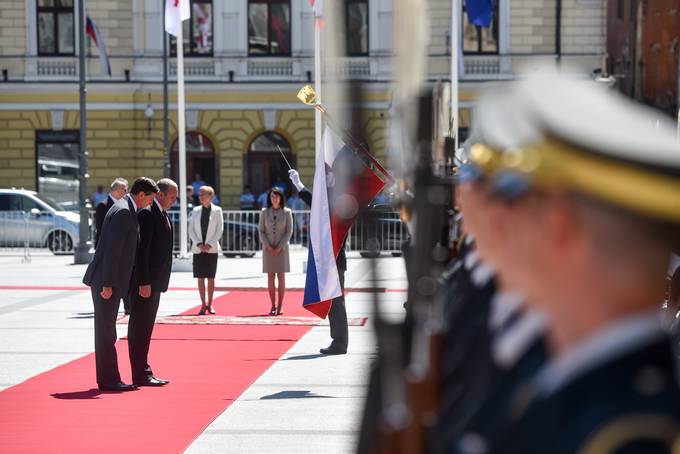 Predsednik Slovenije Pahor z gospo Pečar in predsednik Gruzije Margvelašvili s soprogo Chichuo na uradnem sprejemu z vojaškimi častmi