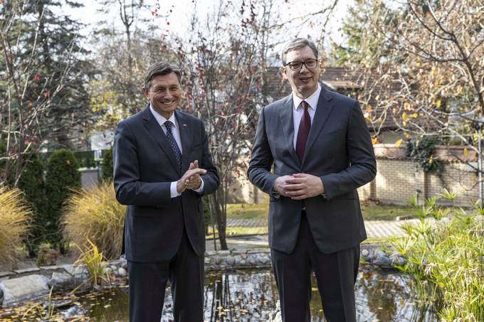 Predsednik Pahor s srbskim predsednikom Vučićem v Beogradu: “Samo hitrejša širitev EU lahko ohrani mir in varnost Zahodnega Balkana in zmanjša pomen izjav o spreminjanju meja.”