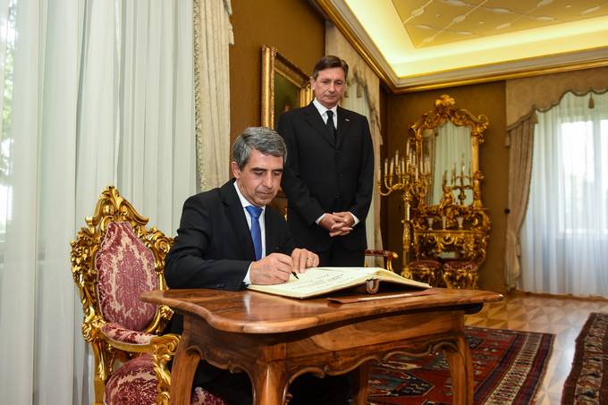 Vpis predsednika Republike Bolgarije Rosna Plevnelieva v knjigo gostov