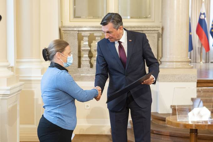 Predsednik Pahor ob mednarodnem dnevu knjig za otroke v Predsedniški palači otrokom priredil živahen sprejem, posvečen Eli Peroci in njeni Muci Copatarici