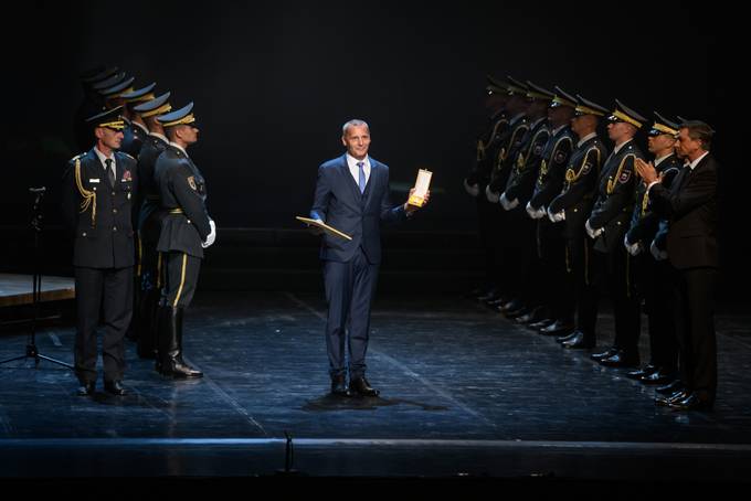 Predsednik Pahor je vročil državno odlikovanje zlati red za zasluge SNG Maribor