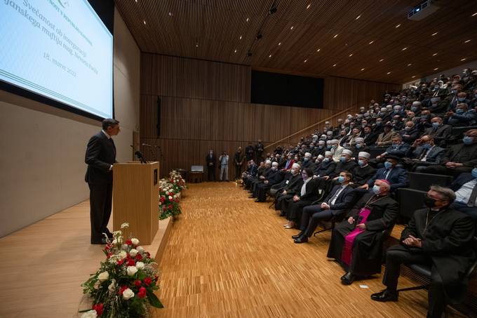 Predsednik Pahor ob inavguraciji ljubljanskega muftija: "Izkoriščam današnjo čudovito priložnost za vnovičen poziv vsem nam, da ohranjamo vero v dialog in medsebojno spoštovanje, tako med ljudmi kot med narodi in državami."