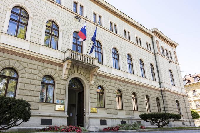 V času pogreba kraljice Elizabete II. v ponedeljek, 19. septembra 2022, je bila med 12. in 14. uro po slovenskem času pred Predsedniško palačo zastava spuščena na pol droga