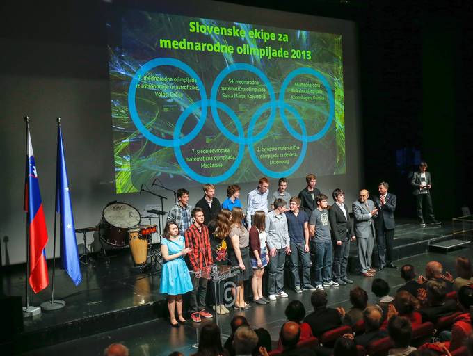 Predsednik republike Borut Pahor se je v Cankarjevem domu udeležil tradicionalnega srečanja najuspešnejših mladih matematikov, fizikov in astronomov Bistroumi 2013