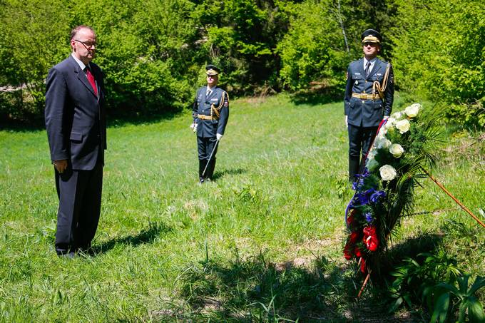 Uroš Krek, svetovalec predsednika republike za obrambne zadeve je položil venec k obeležju posvečenemu posadki strmoglavljenega ameriškega bobnika B-24H-5-CF Liberator 41-29244 v Občini Logatec