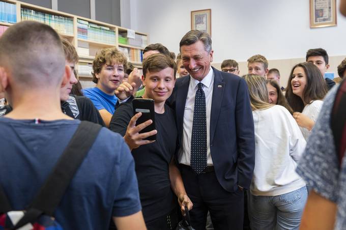 Predsednik Pahor na prvi šolski dan obiskal dijakinje in dijake na Gimnaziji Antona Aškerca v Ljubljani