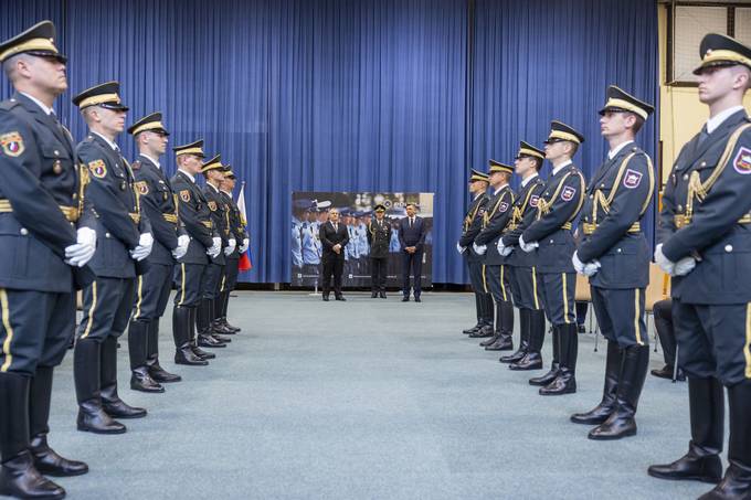 Predsednik Republike Slovenije je na posebni slovesnosti na Policijski akademiji v Tacnu vročil državno odlikovanje 21. generaciji Kadetske šole za miličnike, ki je zaključila šolanje 27. junija 1991