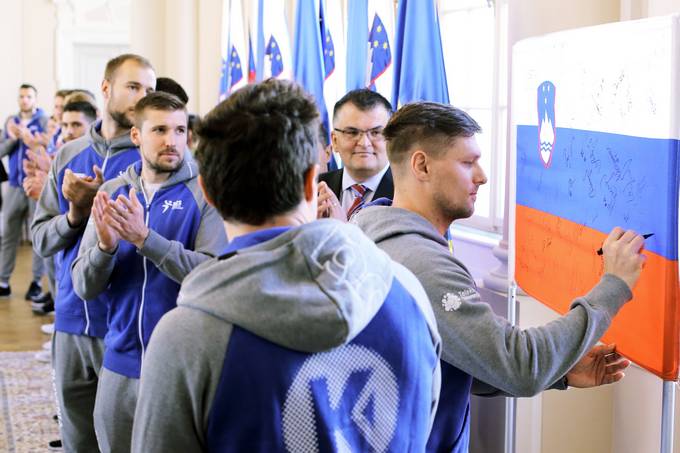 Predsednik Pahor slovenski moški članski rokometni reprezentanci vročil odlikovanje red za zasluge