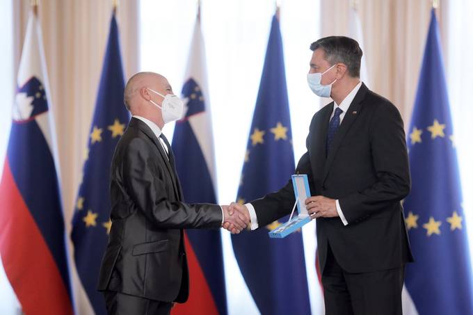 Predsednik republike je vročil državno odlikovanje red za zasluge dr. Marku Noču za vrhunsko strokovno in znanstveno delo na področju intenzivne interne medicine in glasno skrb za delovanje zdravstva