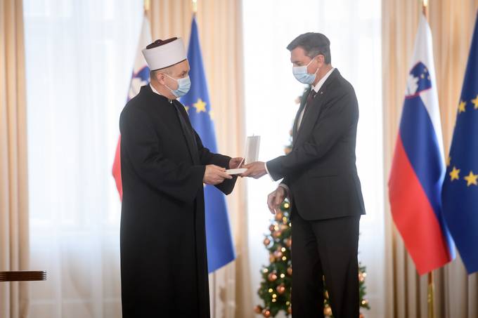 Predsednik republike je muftiju dr. Nedžadu Grabusu vročil državno odlikovanje srebrni red za zasluge za za uspešno, povezovalno in k strpnosti usmerjeno vodenje Islamske skupnosti v Republiki Sloveniji