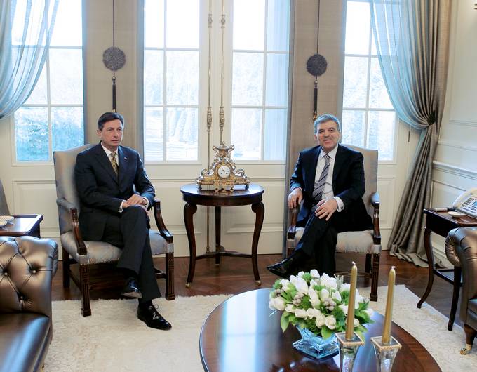 Predsednik Republike Slovenije Borut Pahor se mudi na uradnem obisku v Republiki Turčiji. Predsednik Republike Slovenije Borut Pahor in njegov gostitelj, predsednik Republike Turčije Abdullah Gül.
