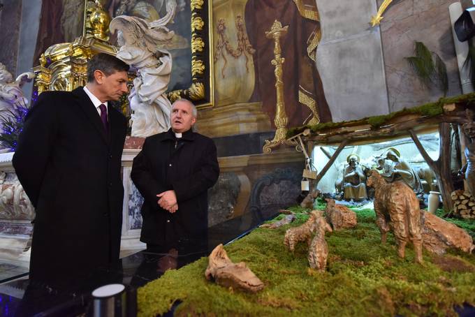 Predsednik Republike Slovenije Borut Pahor si je danes dopoldne ogledal jaslice, ki so jih ob Božiču postavili v ljubljanski stolnici.