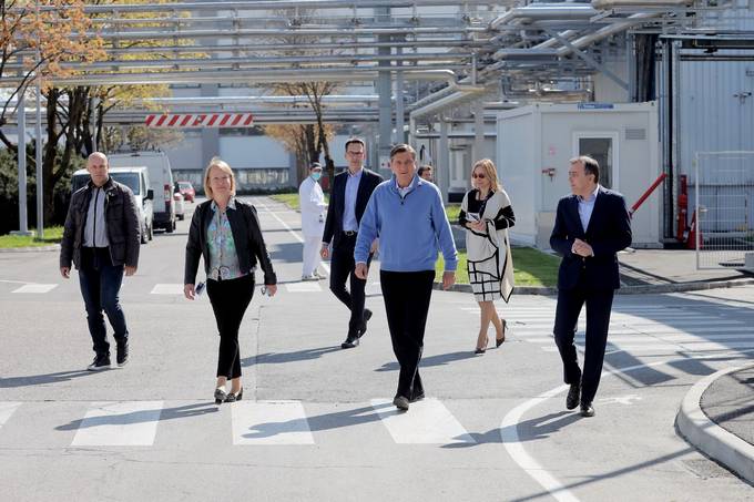 Predsednik Pahor obiskal podjetje Lek v Mengšu, kjer izdelujejo razkuževalno sredstvo, ki ga kot donacijo namenjajo tistim, ki ga potrebujejo