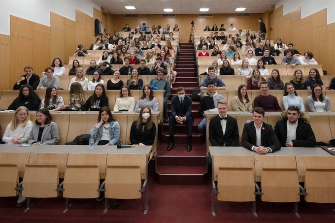 Predsednik republike je obiskal Gimnazijo Škofja Loka, kjer je imel pogovor z dijaki "Pogovorimo se o Evropi"