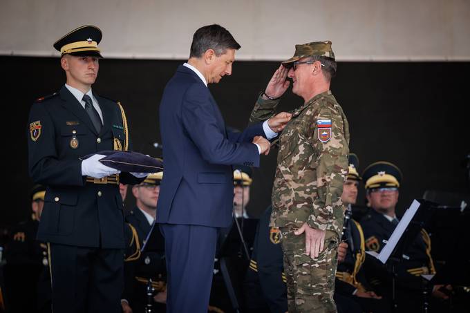 Predsednik Republike Slovenije in vrhovni poveljnik obrambnih sil Borut Pahor je slovesno povišal namestnika načelnika Generalštaba Slovenske vojske brigadirja Romana Urbanča v čin generalmajorja Slovenske vojske.
