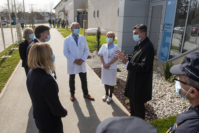 Predsednik Pahor je v okviru obiska štaba Civilne zaščite za Dolenjsko regijo obiskal Splošno bolnišnico Novo mesto
