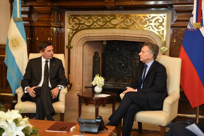 Predsednik Republike Slovenije Borut Pahor je v Argentini začel prvi slovenski uradni obisk na najvišji ravni, kjer ga je najprej sprejel predsednik Argentinske republike Mauricio Macri