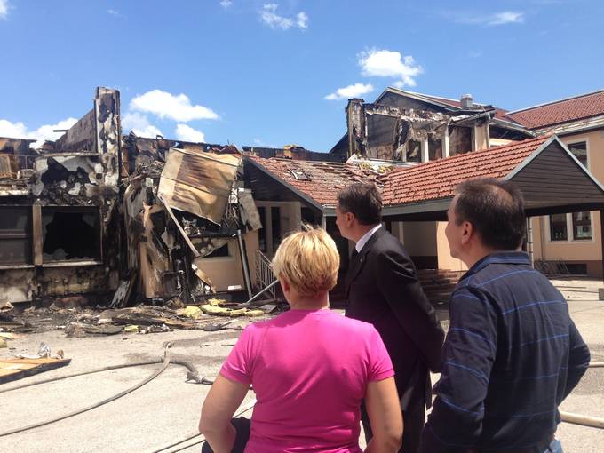 Predsednik republike Borut Pahor si je ogledal pogorišče dela Osnovne šole Stara Cerkev v Kočevju