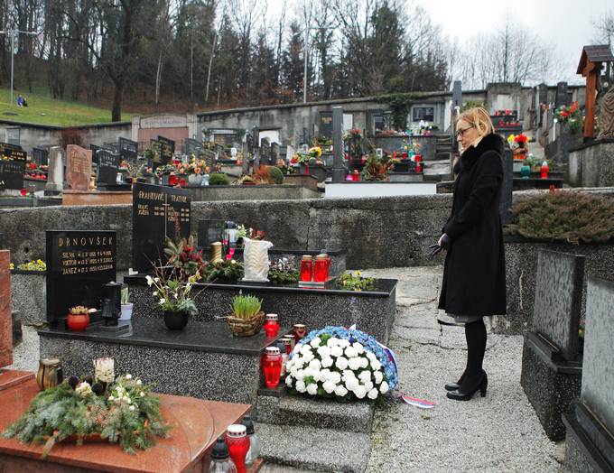 Vodja kabineta predsednika republike položila venec na grob nekdanjega predsednika republike Drnovška