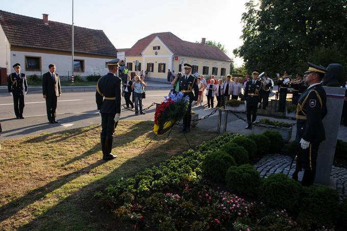Predsednik republike Borut Pahor je na predvečer državnega praznika položil venec k spomeniku Jožefa Klekla v Črenšovcih