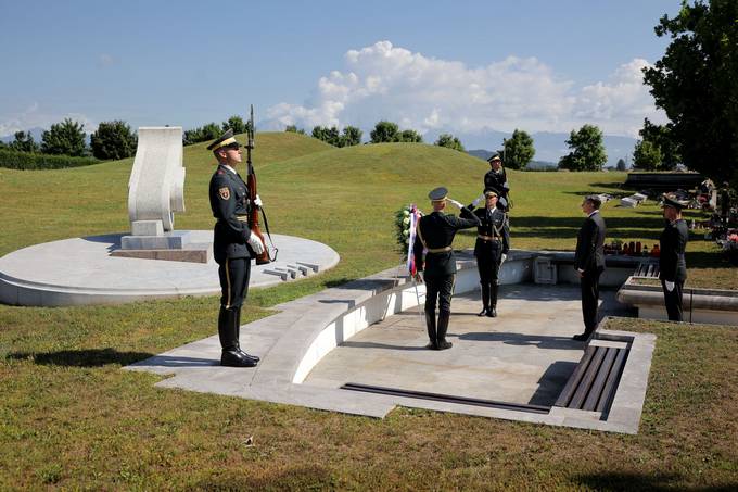 Predsednik Republike Slovenije Borut Pahor je na dan državnosti položil venec na Pomnik padlim v vojni za Slovenijo '91