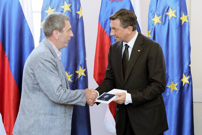 Predsednik Republike Slovenije Borut Pahor je na slovesnosti ob dnevu državnosti v Predsedniški palači vročil državno odlikovanje častni znak svobode Republike Slovenije Gorazdu Grmu