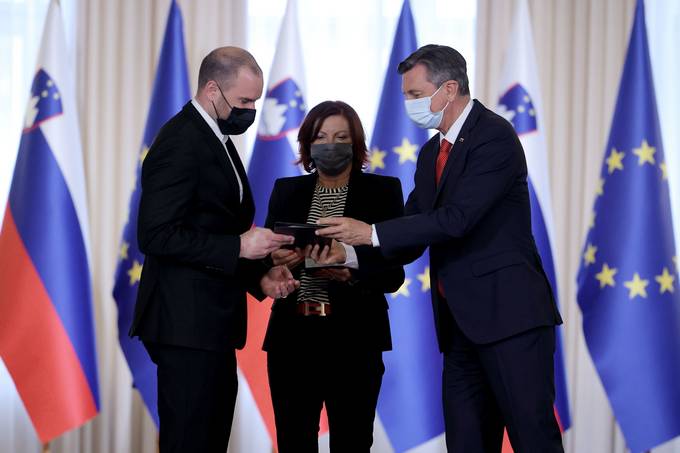 Predsednik republike vročil priznanje jabolko navdiha Državnemu panožnemu nordijskemu centru Kranj, ki sta ga ustanovili Gimnazija Franceta Prešerna Kranj in Smučarska zveza Slovenije
