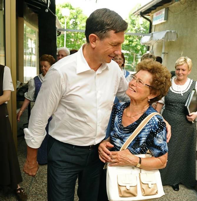 Predsednik republike Borut Pahor z mamo Ivo na slavnostni prireditvi Skupine za samopomoč bolnikov z rakom Nova Gorica