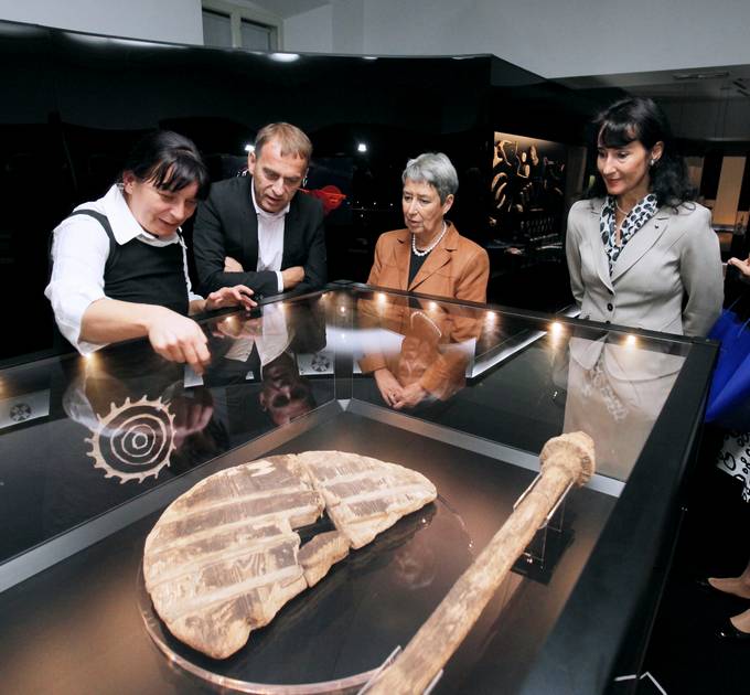 Gospa Tanja Pečar in gospa Margit Fischer sta po koncu pogovorov med predsedniškima paroma pričeli damski program, v okviru katerega sta si ogledali razstavo "Kolo, 5200 let" v Mestnem muzeju Ljubljana ter obiskali Hišo eksperimentov.