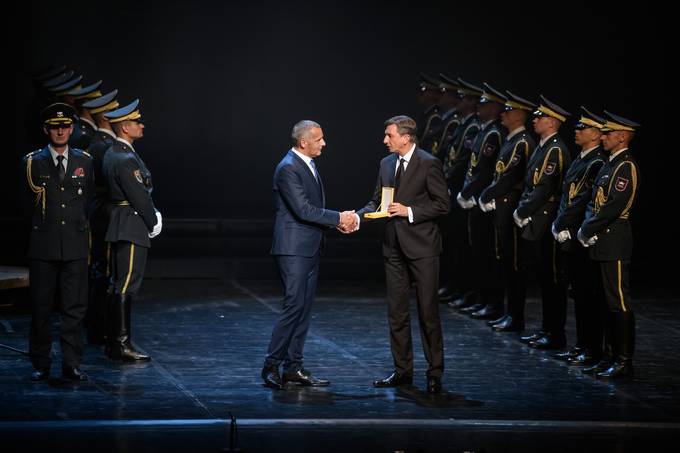 Predsednik Pahor je vročil državno odlikovanje zlati red za zasluge SNG Maribor
