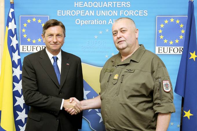 Predsednik Republike Slovenije Borut Pahor je obisk v Sarajevu, kjer bo potekalo srečanje voditeljev procesa Brdo Brijuni, začel z obiskom v vojaški bazi Butmir