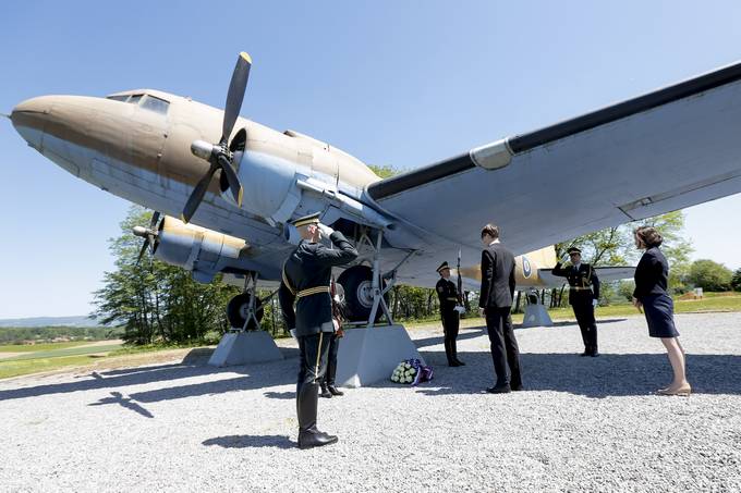 Marko Makovec, svetovalec predsednika republike za zunanje zadeve je položil cvetje ob spominskem obeležju britanskim zavezniškim letalcem - Letalu Douglas DC-3 Dakota C-47 Skytrain ob regionalni cesti Črnomelj-Metlika