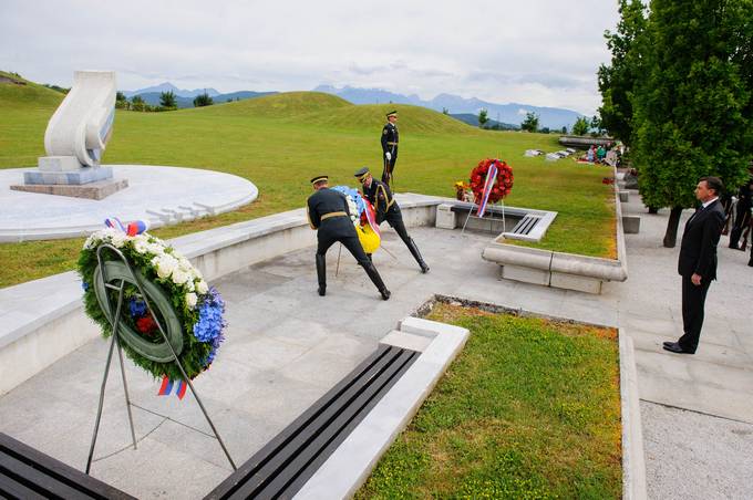 Polaganje venca na Pomnik padlim v vojni za Slovenijo '91.