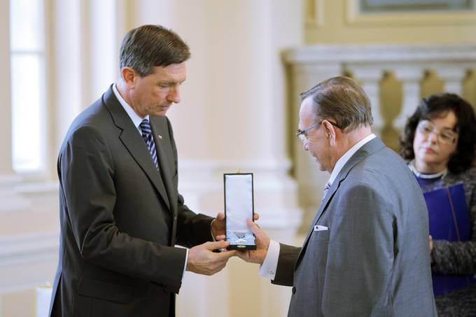 Predsednik Republike Slovenije Borut Pahor je na posebni slovesnosti v Veliki dvorani Predsedniške palače vročil odlikovanje medaljo za zasluge Mihaelu Verbiču za življenjsko delo kot športnemu delavcu, organizatorju plesne rekreacije in tekmovanj, kot plesnemu funkcionarju in tekmovalcu.