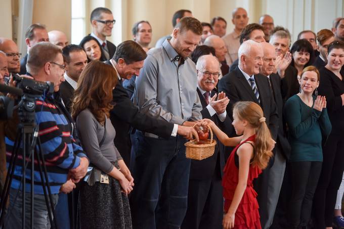 Predsednik republike Borut Pahor je ob prihajajočem dnevu slovenskega znakovnega jezika, ki ga obeležujemo 14. novembra, podelil Jabolko navdiha Mihi Zupanu, vrhunskemu športniku, državnemu reprezentantu in enemu najboljših slovenskih košarkarjev.