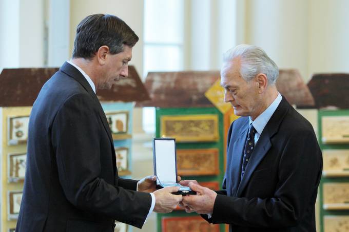 Predsednik republike Borut Pahor je vročil državno odlikovanje medaljo za zasluge dr. Ludviku Vidmarju za zavzeto delo za zajezitev okuženosti z virusom HIV v Sloveniji in zdravljenje obolelih ter za uspešno zaščito hemofilikov in drugih prejemnikov krvi pred virusom HIV.